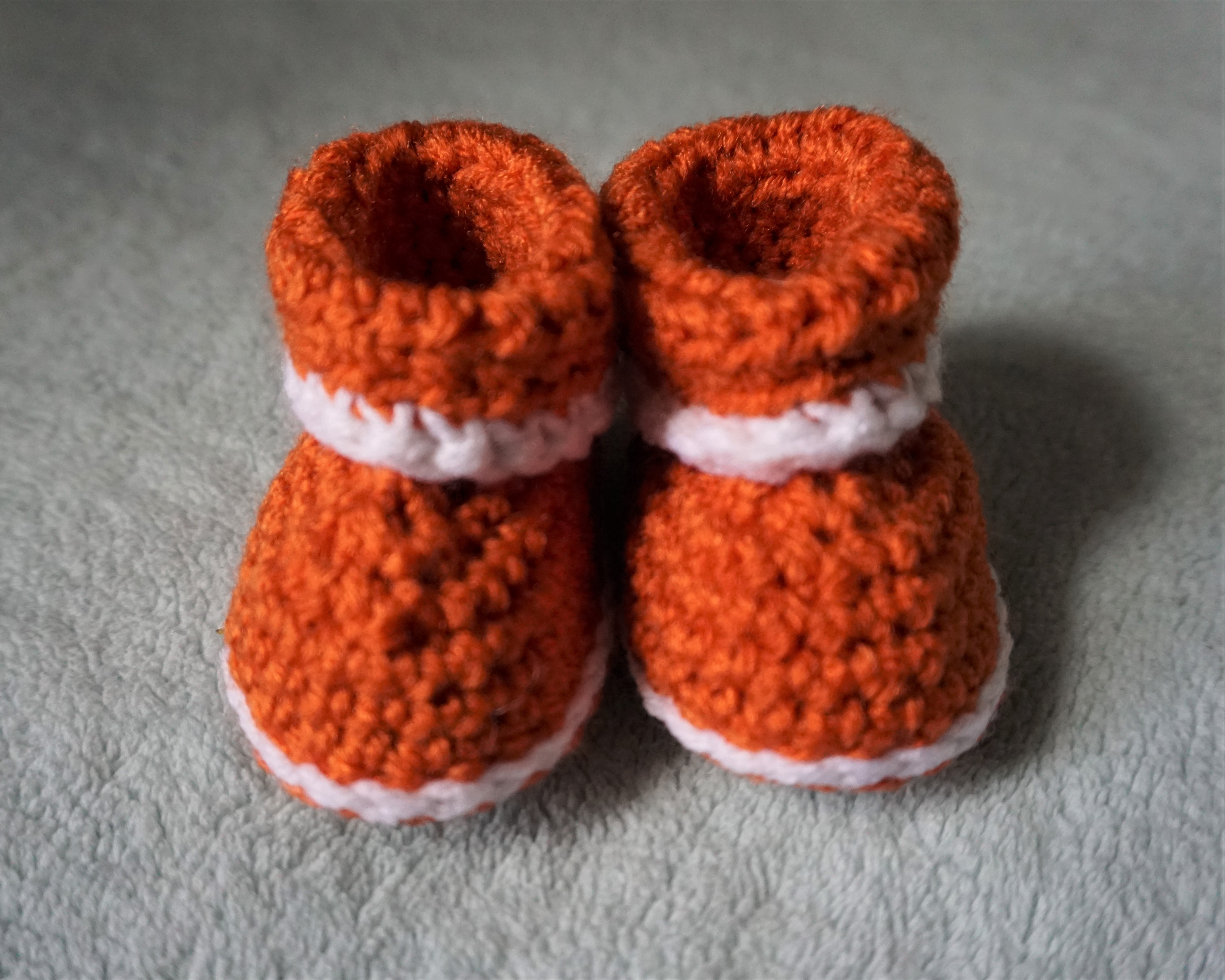 mau works carrot baby booties